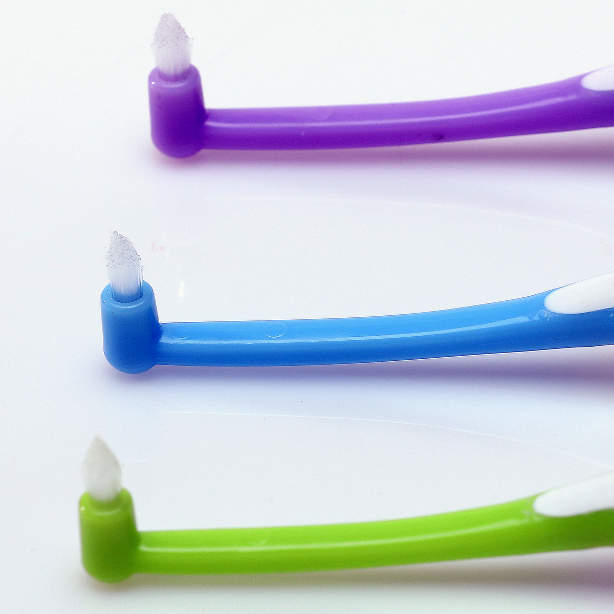 One Tuft Sulcus Brush (000-20008)